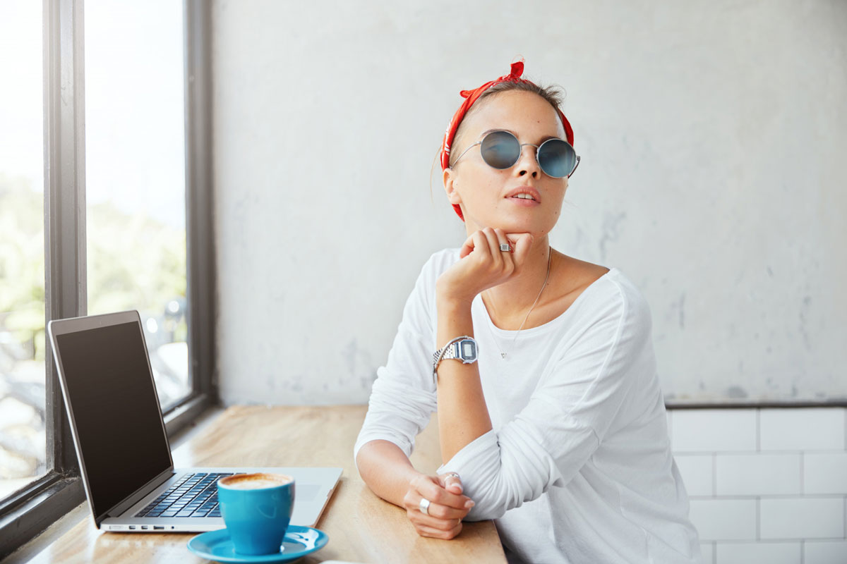 آیا عینک آفتابی میتواند حافظه شما را بهبود بخشد؟ بررسی نور و عملکرد ذهنی