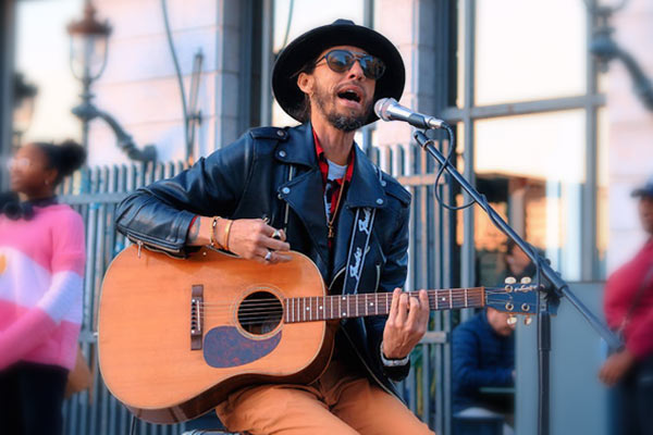 عینک آفتابی و موسیقی خیابانی، نماد آزادی و خلاقیت